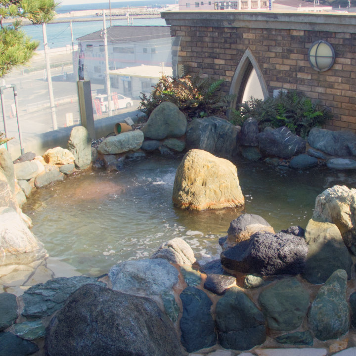 Ajigaura-onsen Nozomi Rocks bathtub in Open-air bath area