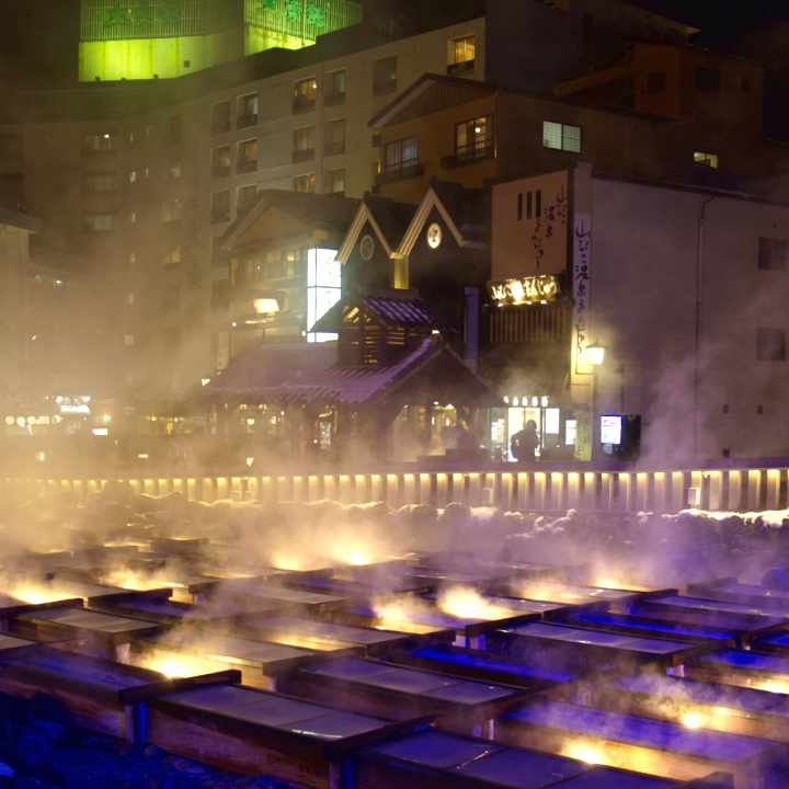 草津温泉夜の湯畑のライトアップ