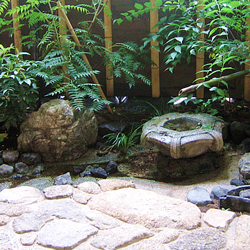 武蔵小山温泉清水湯フロント前の休憩スペースに面した庭