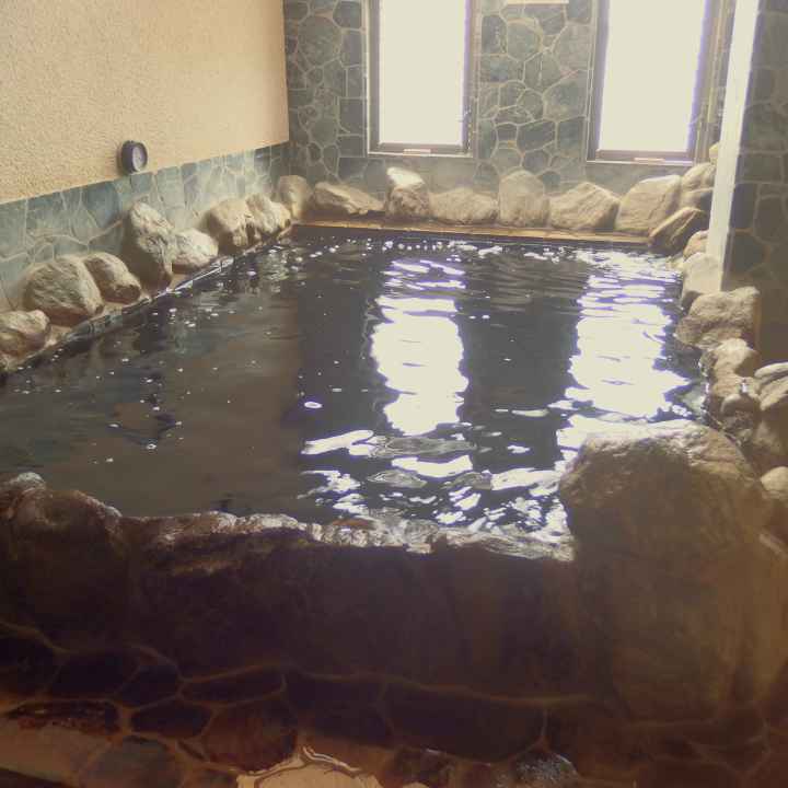 Yokohama Tennen-onsen Kusatsu black water rocks bathtub