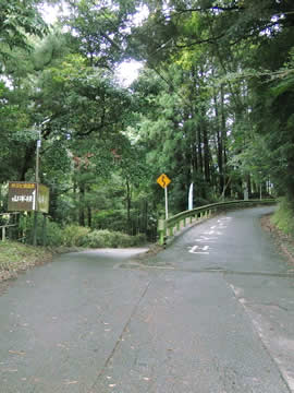 七沢温泉郷かぶと湯温泉山水楼に向かう道