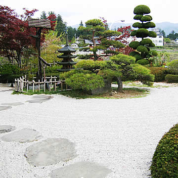 Hayabusa-onsen front garden