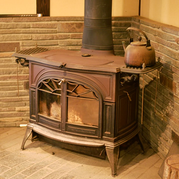 Dokusawa-kosen Kaminoyu stove in lobby, Shimosuwa Onsen