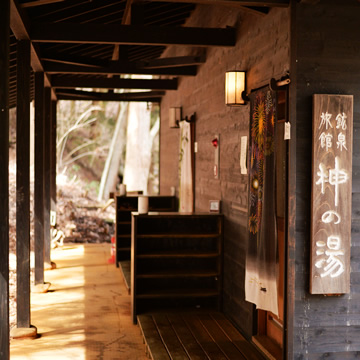 Dokusawa-kosen Kaminoyu Bath building seen from the connecting corridor, Shimosuwa Onsen