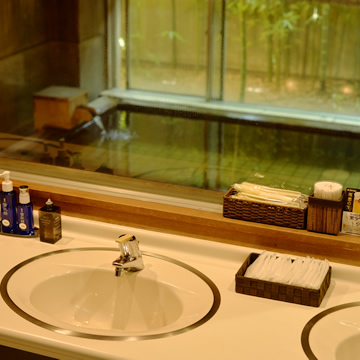 Shibunoyu Bathing room seen from the undressing room, Kamisuwa Onsen