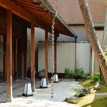 上諏訪温泉渋の湯入口の前庭