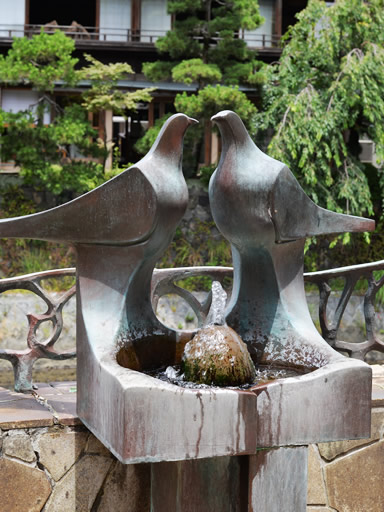 温泉モニュメント「鳩」